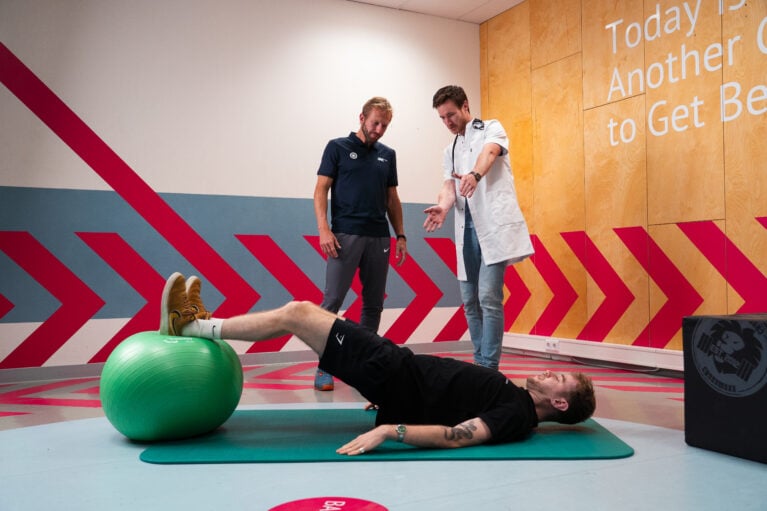 Hoe lang duurt kruisband revalidatie?