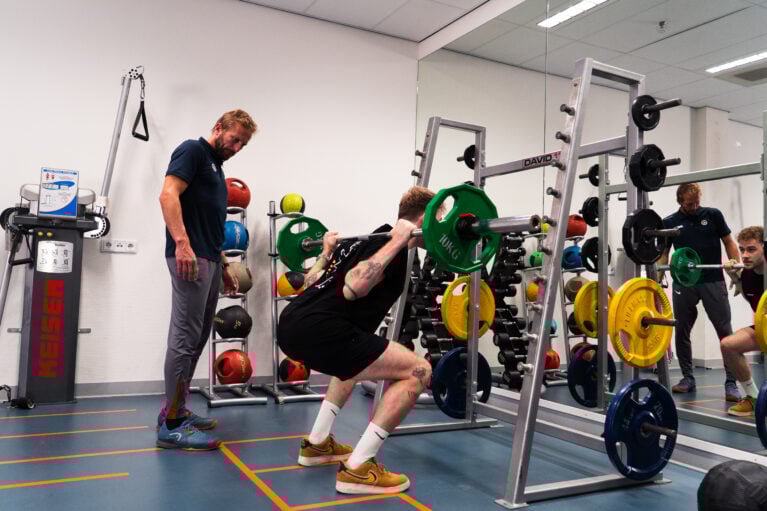 Het voorkomen van een nieuwe kruisband blessure. Spierkracht opbouwen na een voorste kruisband operatie.